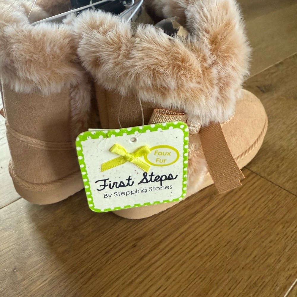 Adorable Little Kids Tan Boots with Bows-NWT! - Picture 2 of 3